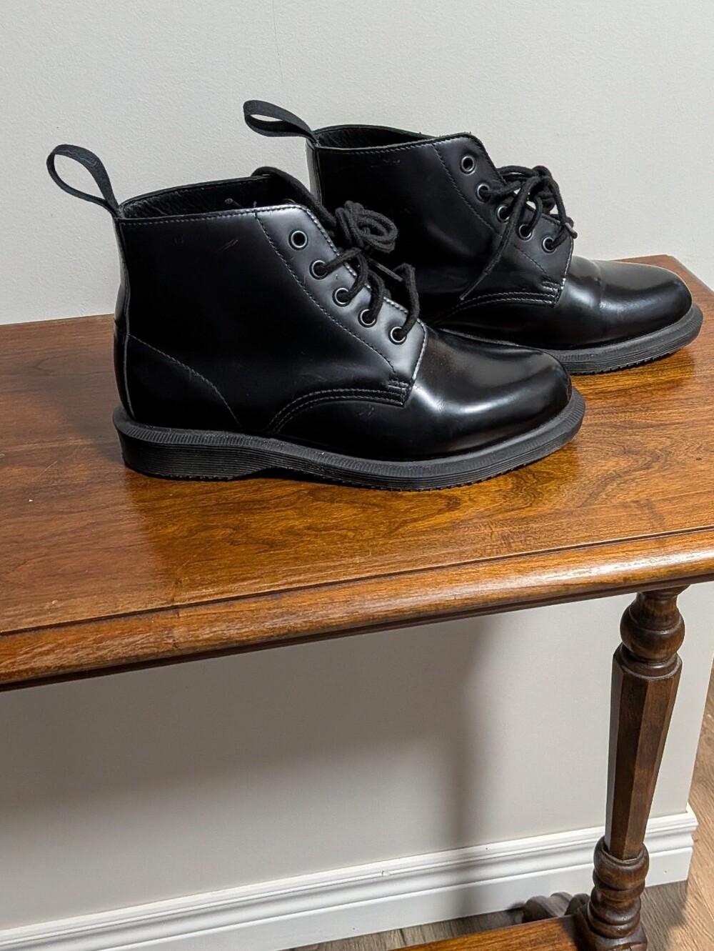 Dr. Martens Woman's Black Smooth Leather Lace-Up Ankle Boots. Sz 5. EUC.